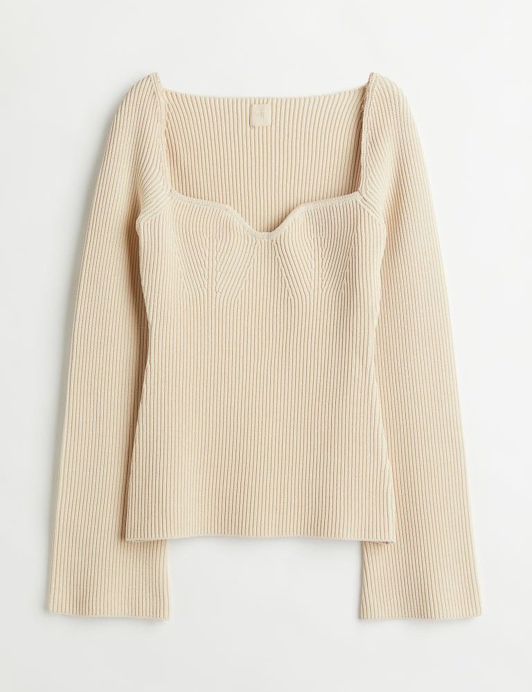 Þessi toppur frá H&M hefur slegið í gegn en hann kemur í nokkrum litatónum og fæst í Smáralind.