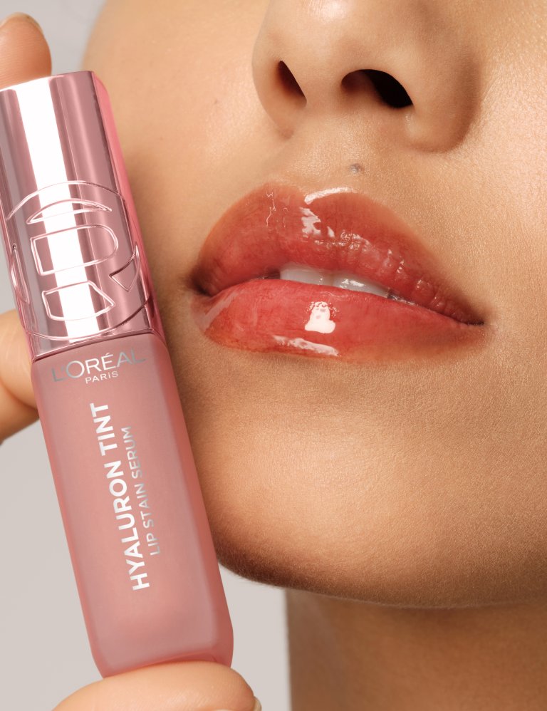 Hyaluron Tint Lip Stain Serum frá L´Oréal endist eins og "Lip Stain", veitir raka eins og serum og er ríkt af hýalúrónsýru. Hagkaup, 2.999 kr.