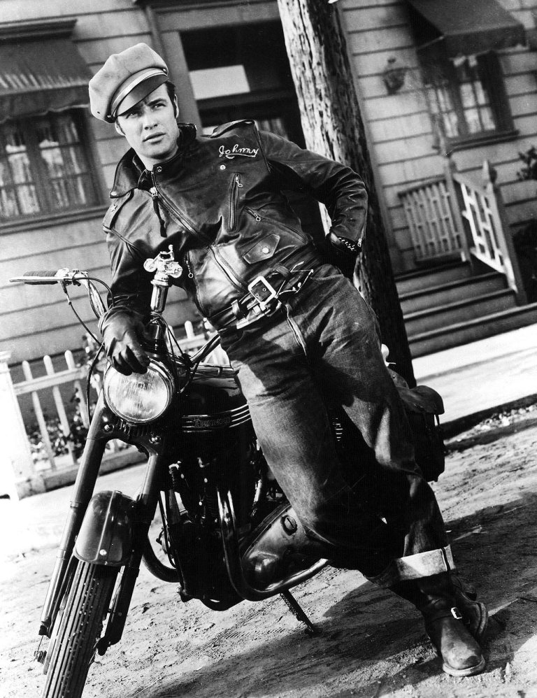 Rebellinn Marlon Brando í 501 við tökur á myndinni The Wild One frá árinu 1951.