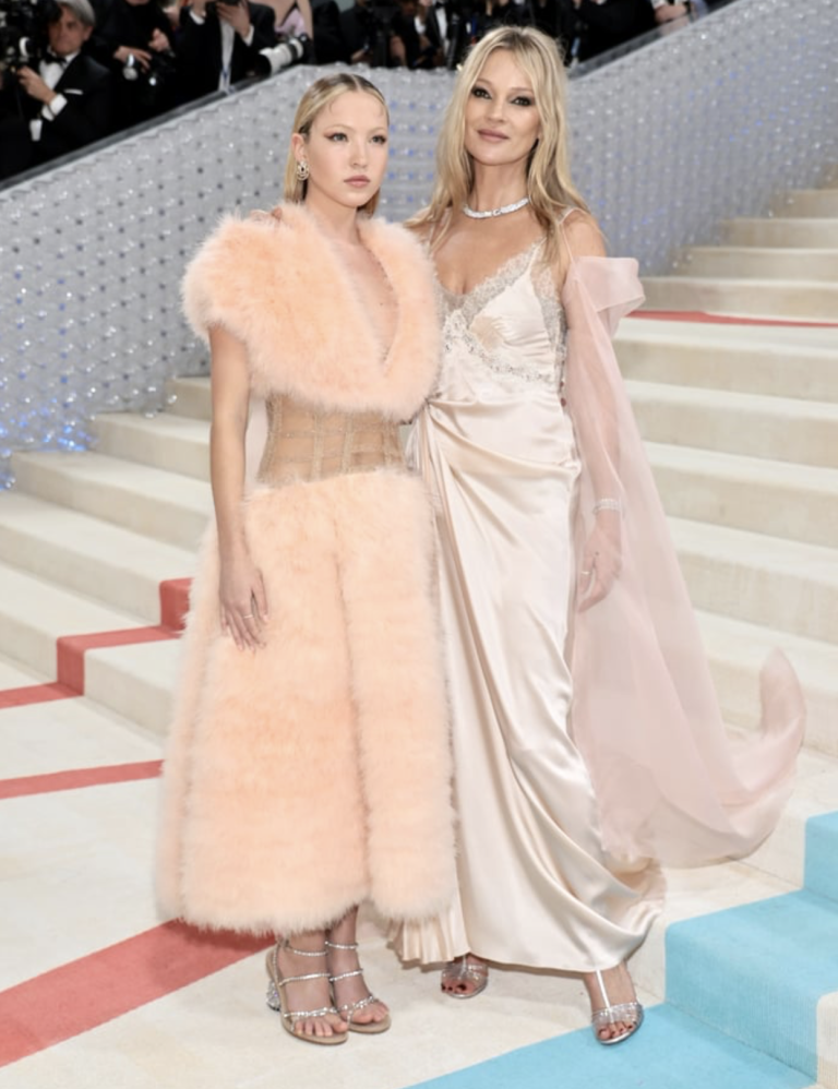 Kate Moss ásamt dóttur sinni og módelinu Lila Moss, sem báðar klæddust bleikum og ferskjulituðum fatnaði frá Fendi á Met Gala / Mynd: Jamie McCarthy
