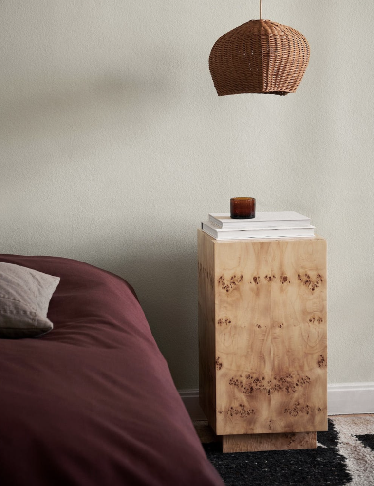 Hér eru meistararnir frá FERM Living með einstakt hliðarborð úr hnútavið. Vörur frá FERM eru seldar í Epal.