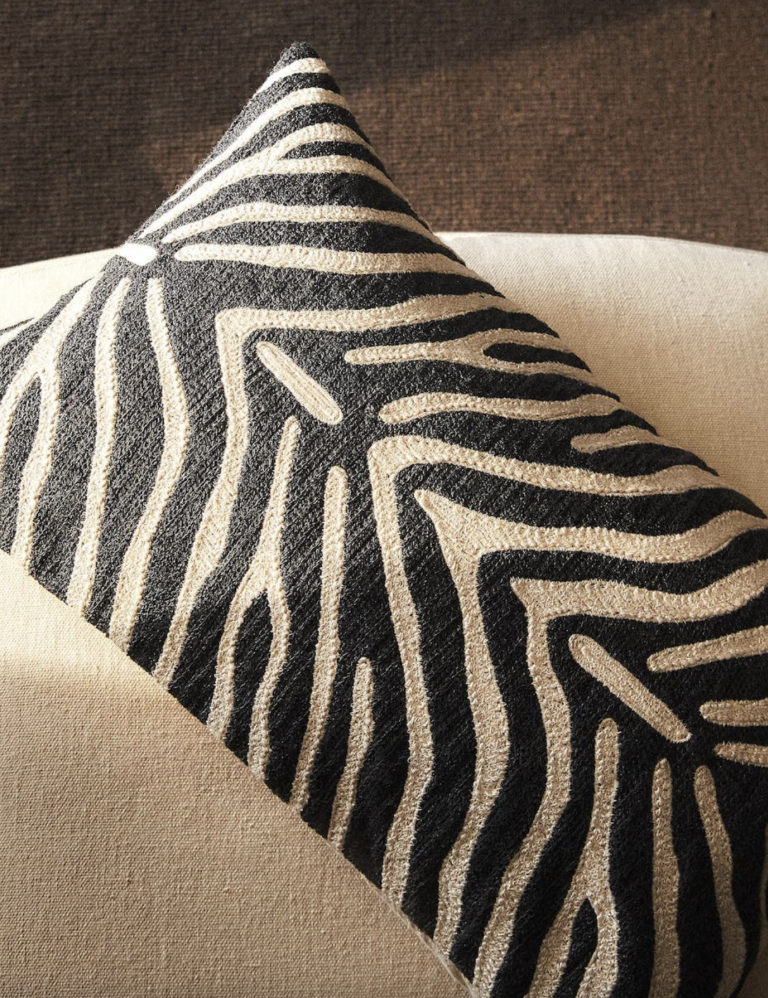 ZARA Home stendur fyrir sínu með þennan zebra púða í sófann. 
