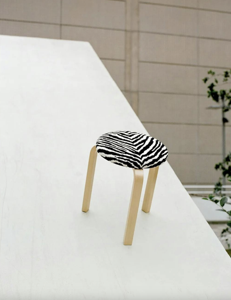Mynd: Artek Klassísk hönnun eftir Alvar Aalto! Kollinn sem finna má inni á ótal heimilum út um allan heim, hefur hér verið klæddur í zebra mynstur. 
