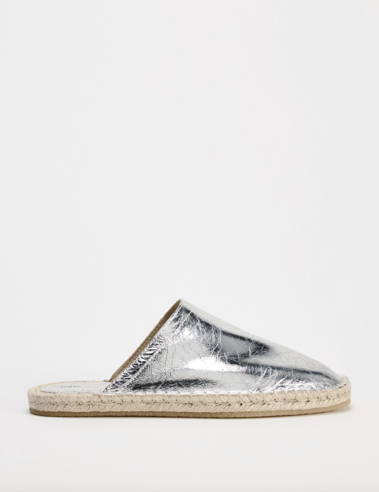 Espadrillur í glansandi áferð. ZARA - 8.995 kr.