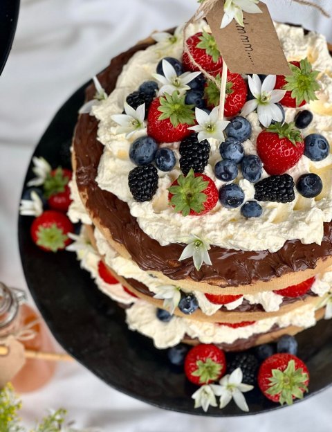 Tilbúnir svampbotnar, nutella-súkkulaði, rjómi og ávextir, voilà!