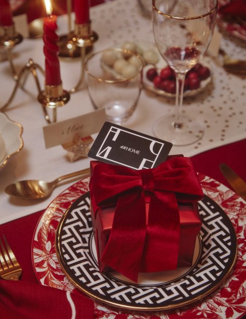 Skemmtileg blanda af ólíkum mynstrum mætast hér í borðbúnaðinum.