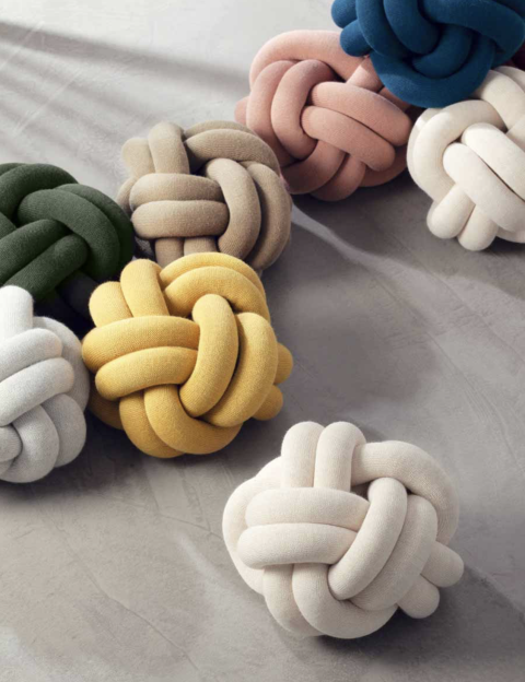 Púðinn KNOT er hönnun eftir Ragnheiði Ösp. Epal - 21.900 kr. 
