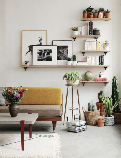 Spengilegir fætur á sófa og sófaborði. Ljósi gólfflöturinn ýtir einnig undir ákveðinn léttleika í rýminu.