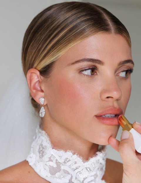 Sofia Richie á brúðkaupsdaginn með Pink Delight frá Chanel.